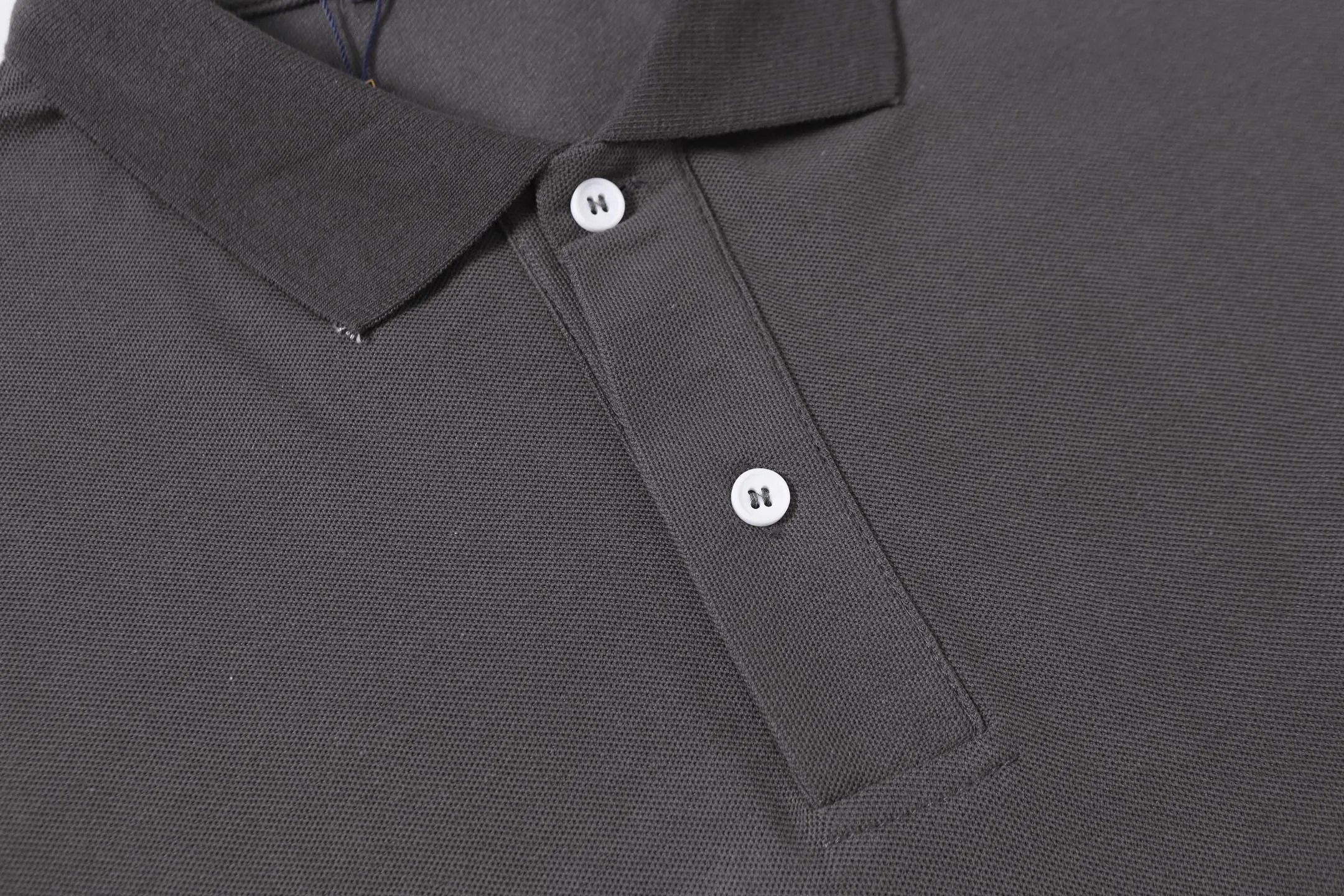P150 Style No.: A012 [Ralph Lauren Classic Logo Embroidered Polo Shirt] ✅250g fine cotton pique fabric, custom-woven and dyed threads ✅Original stickers Scan the QR code to enter the official website ✅Large version, loose and stylish, can wear up to 210 pounds Color: Black White Navy Blue Sky Blue Dark Gray Floral Gray Size: S-XL